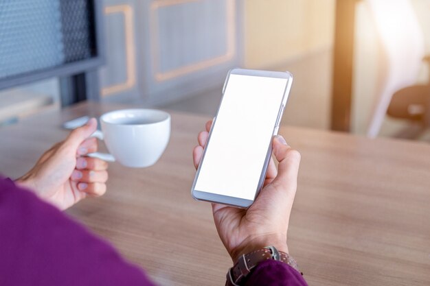 Makieta Obrazu Człowieka Ręce Trzymając Biały Telefon Komórkowy Z Technologii Pustego Ekranu.