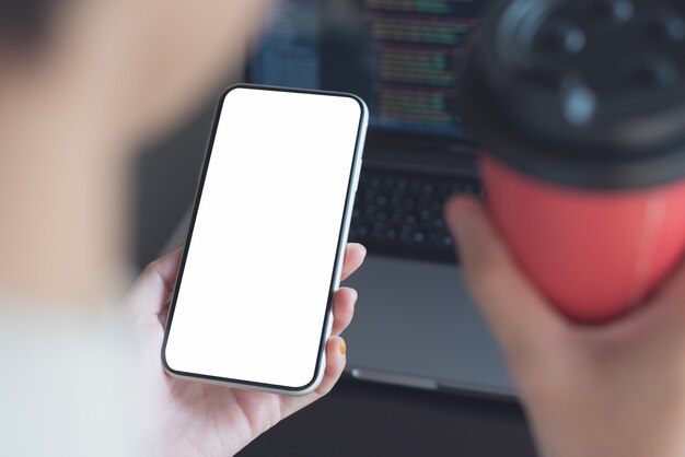 makieta obrazu kobiety telefonu komórkowego korzystającego z telefonu komórkowego i pijącego kawę w biurze