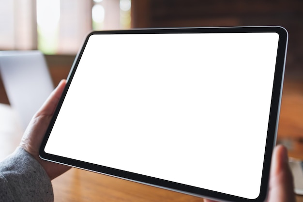 Makieta obrazu kobiety trzymającej cyfrowy tablet z pustym białym ekranem pulpitu