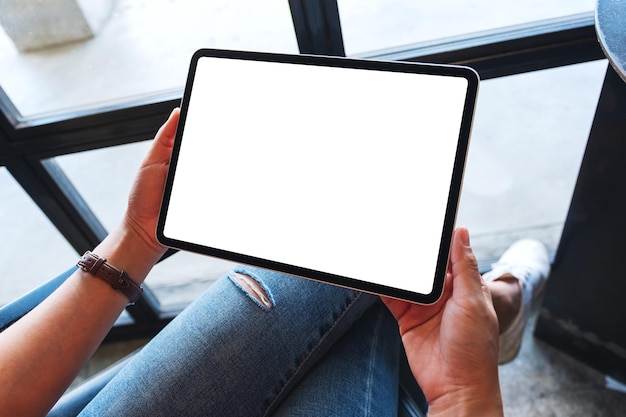 Makieta obrazu kobiety trzymającej czarny tablet PC z pustym białym ekranem pulpitu