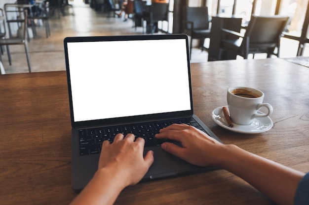 Makieta obrazu kobiety używającej i piszącej na komputerze przenośnym z pustym białym ekranem pulpitu w kawiarni