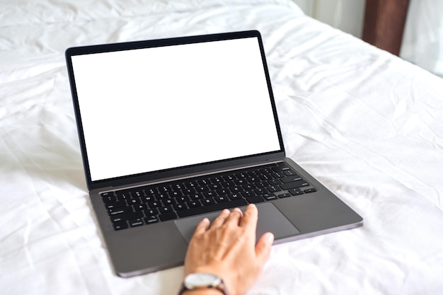 Makieta obrazu kobiety używającej i piszącej na laptopie z pustą białą klawiaturą ekranową pulpitu na łóżku