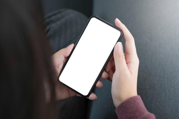 Makieta Obrazu Pusty Biały Ekran Telefon Komórkowy Kobiety Ręka Trzyma Sms-y Za Pomocą Telefonu Komórkowego Na Kanapie