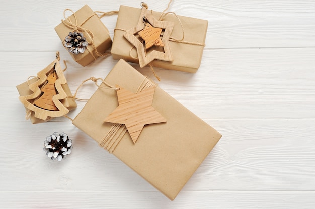 Makieta pudełka świąteczne prezent z tagiem i miejsce na Twój tekst na białym tle drewnianych.