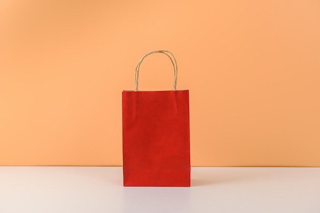 Makieta pustego opakowania rzemieślniczego lub kolorowej papierowej torby na zakupy z uchwytami