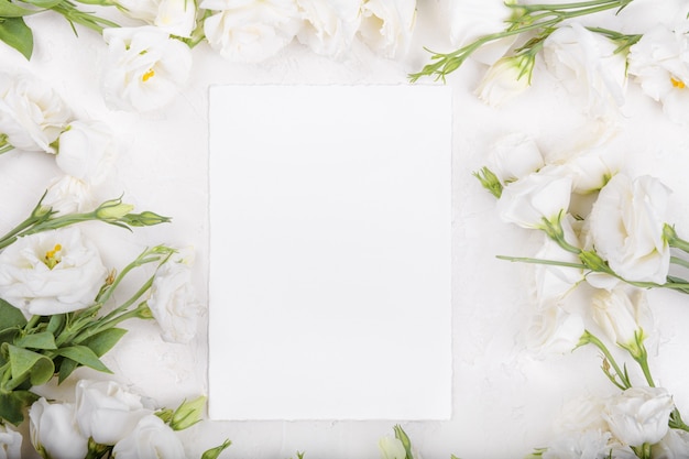Makieta pustej karty z kwitnącymi białymi kwiatami eustoma lisianthus