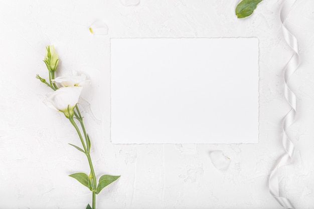 Zdjęcie makieta pustej karty z kwitnącymi białymi kwiatami eustoma lisianthus