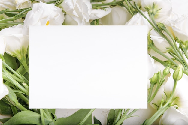 Makieta pustej karty z kwitnącymi białymi kwiatami eustoma lisianthus