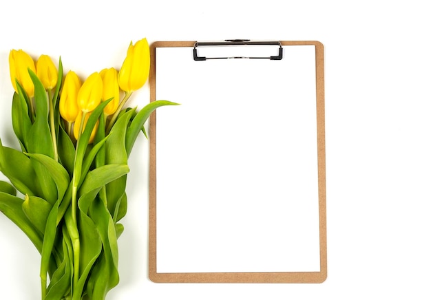 Zdjęcie makieta schowka z pięknymi żółtymi tulipanami na białym tle kopiowanie miejsca