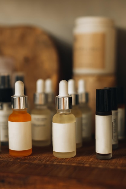 Makieta serum do twarzy na drewnianym stojaku Naturalne produkty kosmetyczne Kopiuj przestrzeń Pionowo