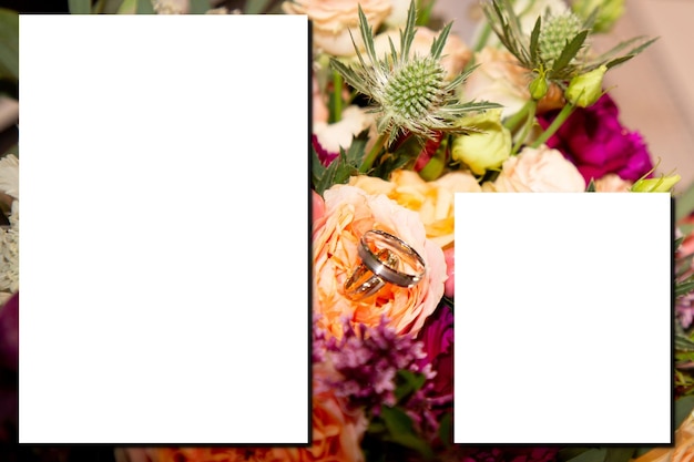 Zdjęcie makieta ślubny bukiet kwiatów róż z białym arkuszem papieru pusta przestrzeń na tekst małżeństwa makieta