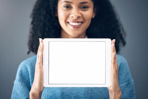 Makieta tabletu cyfrowego i portret czarnej kobiety w studio na ekranie internetowym lub reklama na szarym tle Komunikacja online i dziewczyna na wyświetlaczu kosmicznym lub kopia w aplikacji internetowej lub sieci