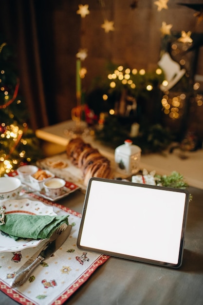 Makieta tabletu komputerowego, biały ekran, świąteczne tło, praca w trybie offline