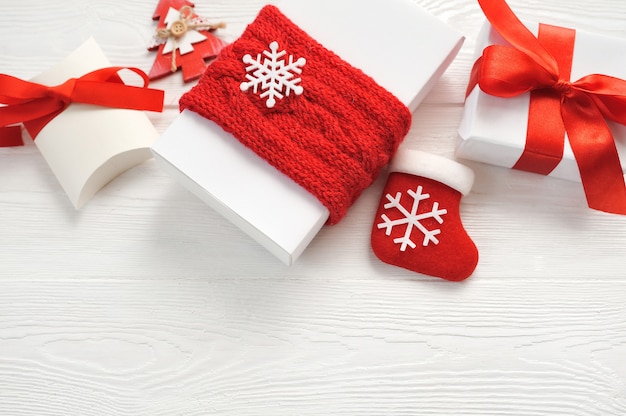 Makieta tło Boże Narodzenie dekoracje i pudełka i czerwony łuk