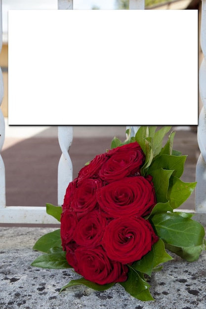Makieta z bukietem róży czerwony kwiat w płaskim, leżącym widoku z góry na zaproszenie na ślub makieta tła