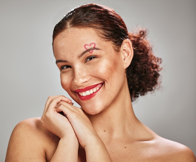 Makijaż portret piękna serca i model szczęśliwej kobiety w studiu kosmetycznym i dermatologicznym Zdjęcie osoby estetycznej z czerwoną szminką dla miłości i walentynkowego pomysłu na pielęgnację skóry