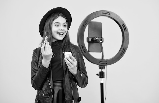 Makijaż tutorial influencer teen girl używać selfie led kid beauty blogger wesołe dziecko zrobić makijaż