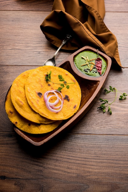 Makki di roti z sarson ka saag, popularnym daniem głównym pendżabskim zimą, przyrządzanym z pieczywa kukurydzianego curry z liści gorczycy. podawane na nastrojowym tle. selektywne skupienie