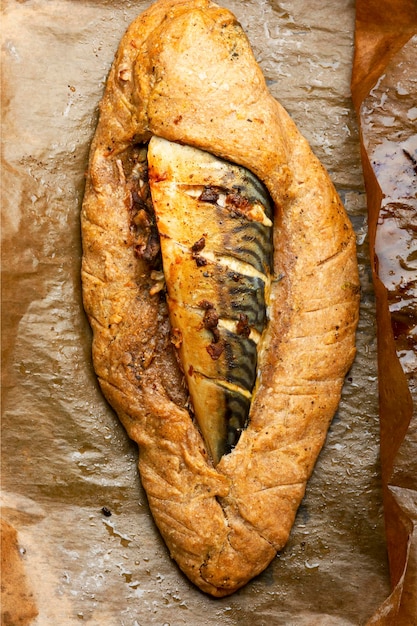 Makrela lub scomber zapiekane w bochenku chleba
