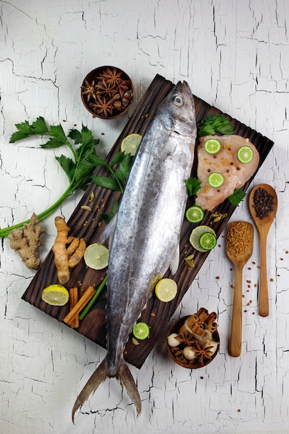 Zdjęcie makrele, ryby i przyprawy do gotowania