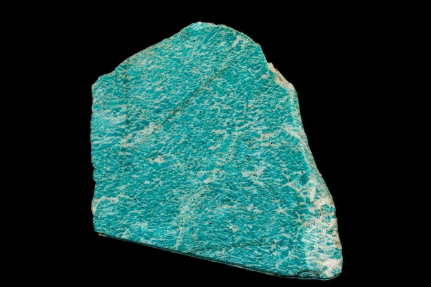 Makro amazonitu z kamienia mineralnego na czarnym tle