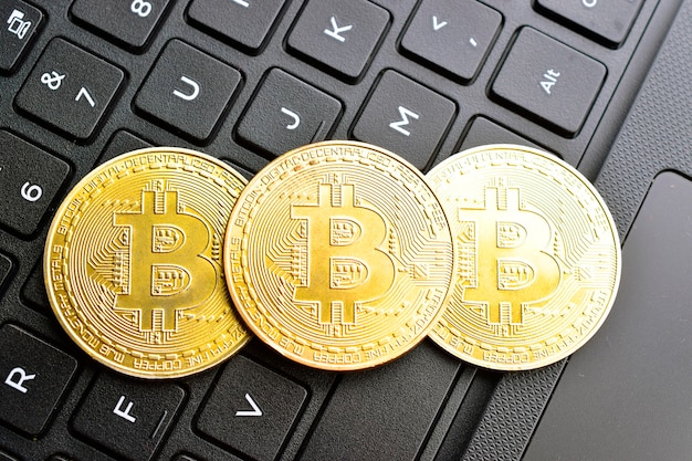 Makro bitcoin na widoku z góry klawiatury