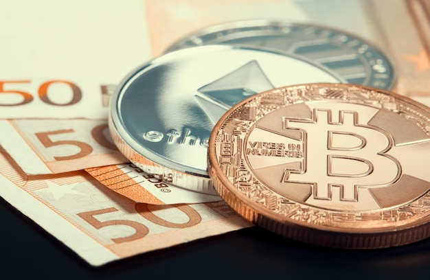 Makro grupa monety bitcoin ethereum lite na banknotach euro Wirtualna koncepcja handlu kryptowalutami