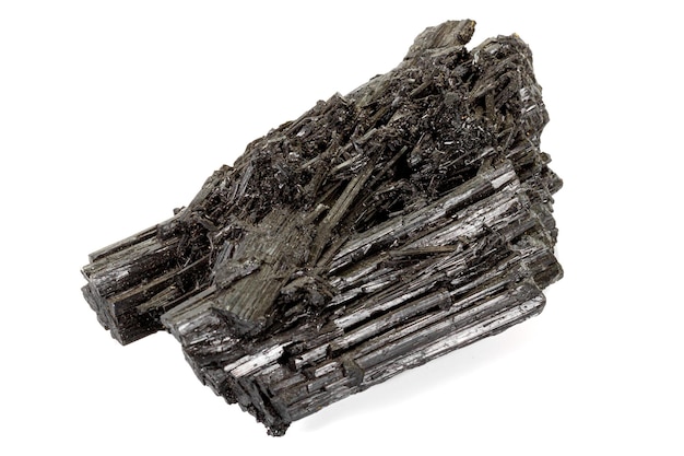 Makro kamień czarny turmalin mineralny Scherl na białym tle