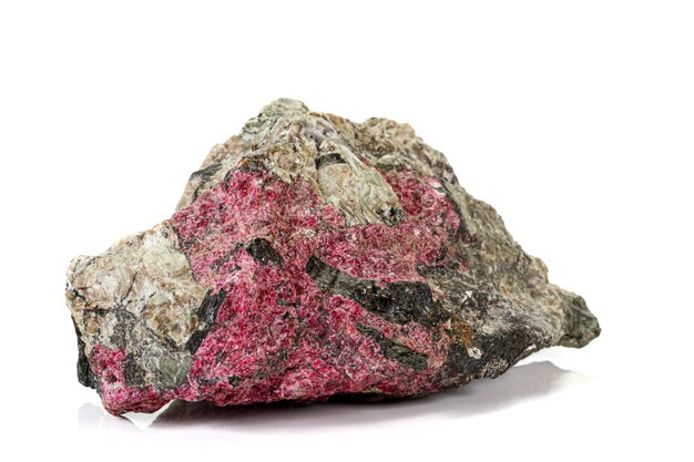 Makro kamień Eudialyte mineralny na białym tle