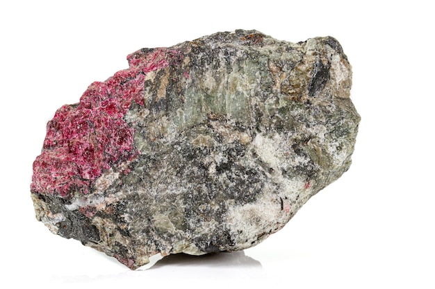 Makro kamień Eudialyte mineralny na białym tle