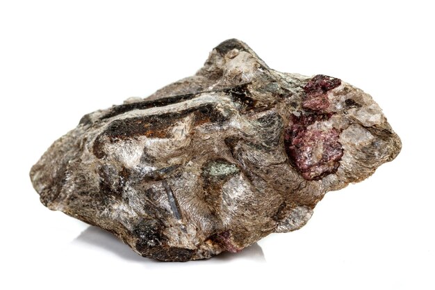 Makro kamień Granat mineralny w skale na białym tle