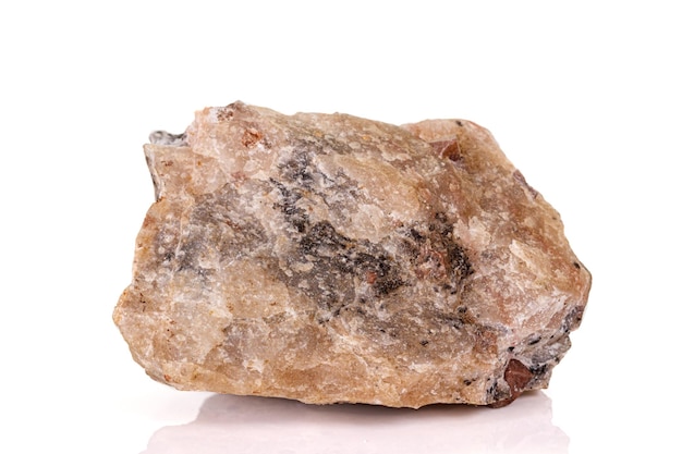 Makro kamień minerał cyrkon na białym tle