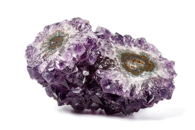 Makro kamień mineralny Ametysty kryształy oka na białym tle