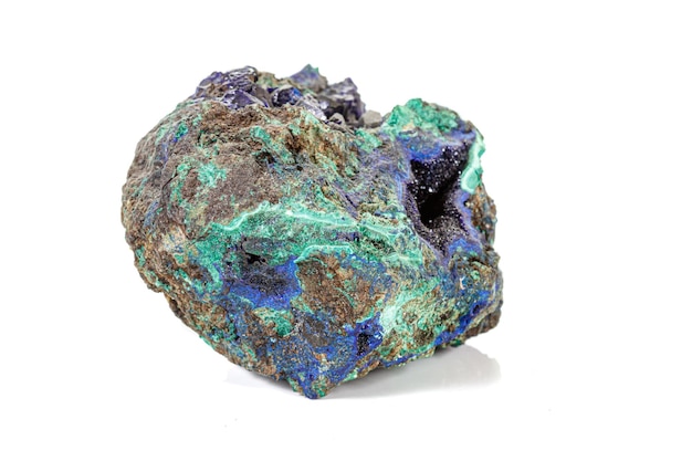 Makro kamień mineralny Azuryt Malachit na białym tle