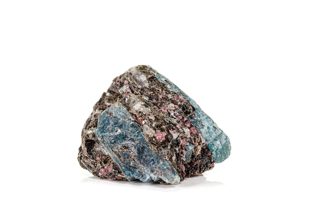 Makro kamień mineralny Diopside Kalcyt Magnetyt na białym tle