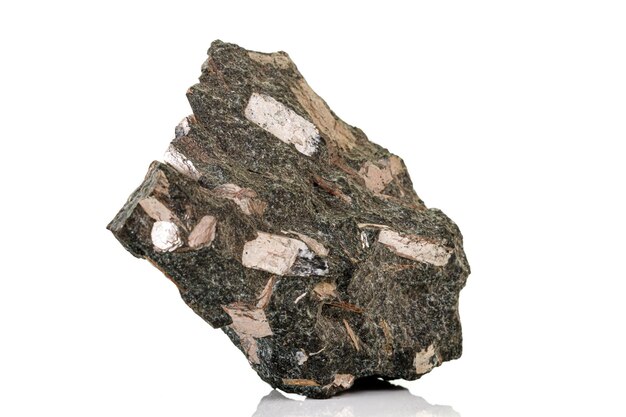 Makro kamień mineralny Diopside Kalcyt Magnetyt na białym tle