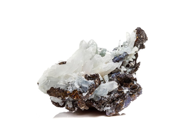 Makro-kamień mineralny Drusus kwarc ze sfalerytem w skale na białym tle