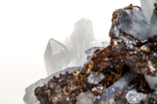 Makro-kamień mineralny Drusus kwarc ze sfalerytem w skale na białym tle