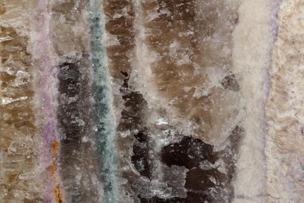 Makro kamień mineralny Fluoryt na czarnym tle