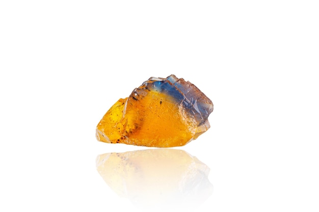 Makro kamień mineralny Fluoryt żółty i niebieski kolor na białym tle