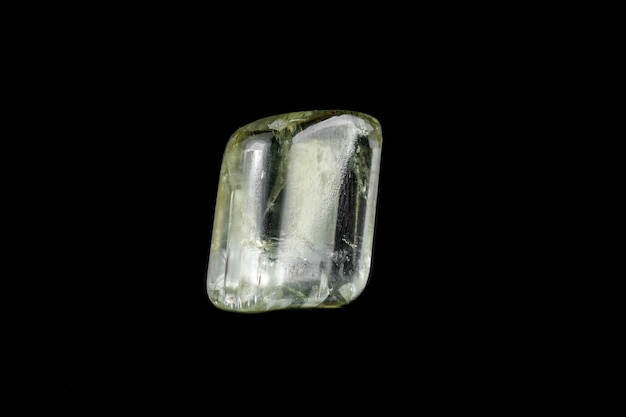 Makro kamień mineralny Gedanite czarne tło