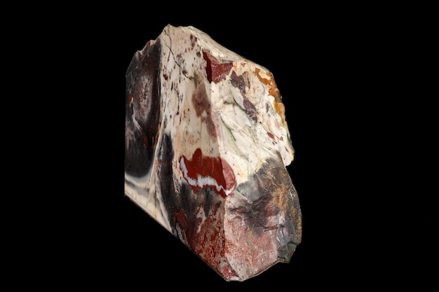 Makro kamień mineralny jaspis na czarnym tle