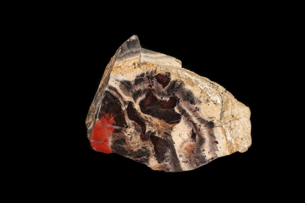 Makro kamień mineralny jaspis na czarnym tle