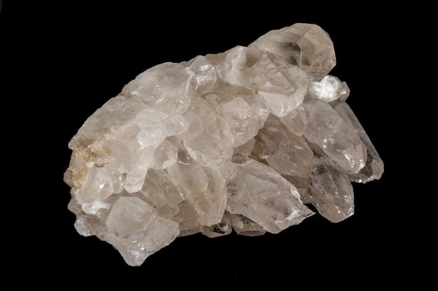 Makro-kamień mineralny kryształ górski kryształ górski na czarnym tle