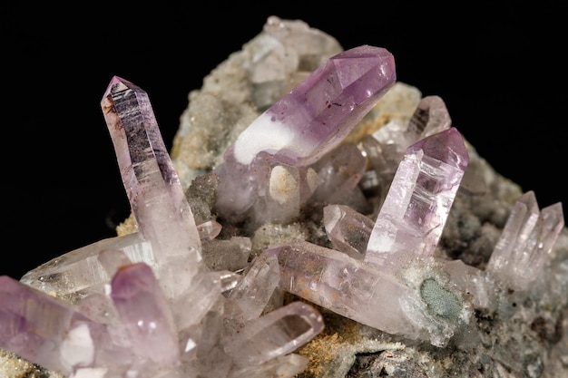 Makro-kamień mineralny Kryształy ametystu w skale na czarnym tle