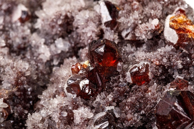 Zdjęcie makro kamień mineralny kwarc sfaleryt na białym tle