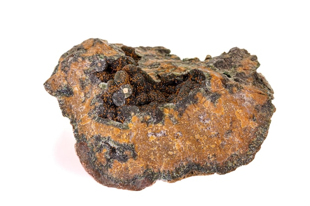 Makro kamień mineralny kwarc z chlorytem na białym tle