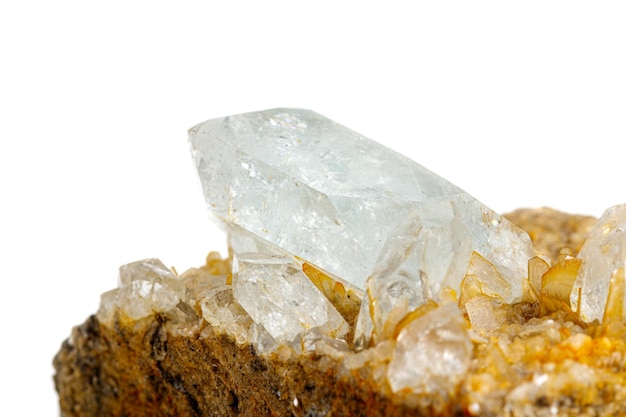 Makro kamień mineralny kwarc z galeną na białym tle