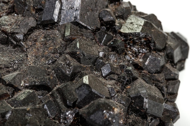 Makro kamień mineralny Melanit na białym tle