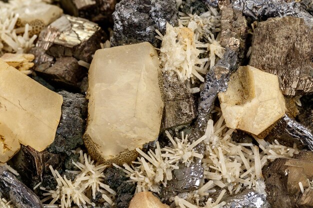 Makro kamień mineralny Pirotyn kwarcowy Sfaleryt kalcyt Galena na białym tle